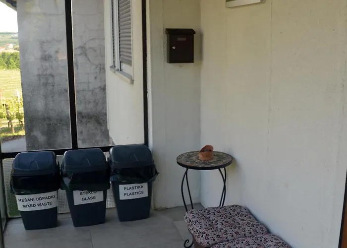 Hisa V Travniku * Šmartno